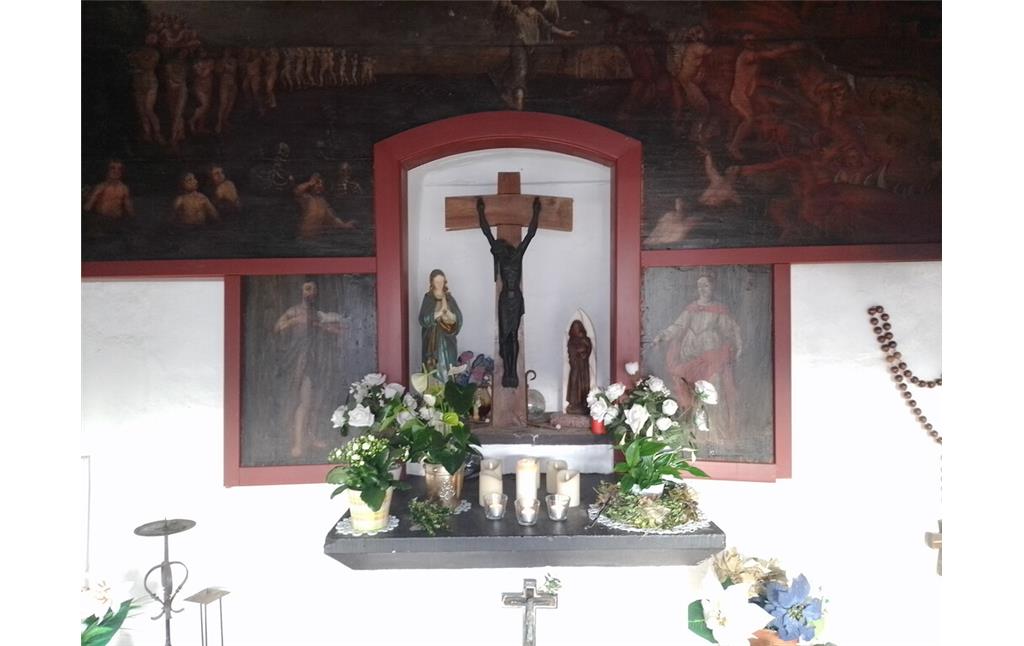 Altarbereich mit Altarkreuz (2024)