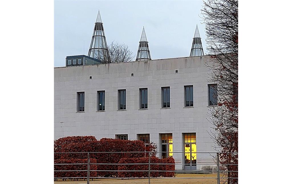 Teil der nordöstlichen Fassade der Kunst- und Ausstellungshalle der Bundesrepublik Deutschland (Bundeskunsthalle) (2021).