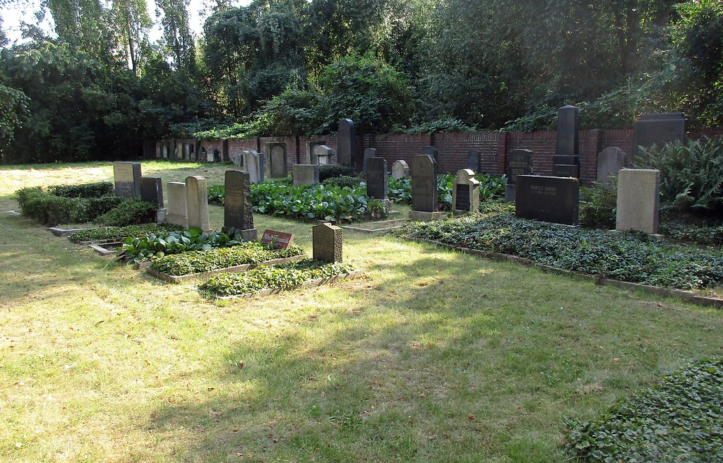 Blick auf den jüdischen Friedhof Mattlerbusch in Hamborn (2016).