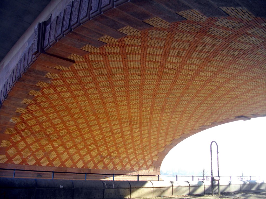 Die gemusterte Klinkerverblendung in der Bogenwölbung der Theodor-Heuss-Brücke in Mainz (2015), Ansicht des Brückengewölbes von unten auf Mainzer Seite.