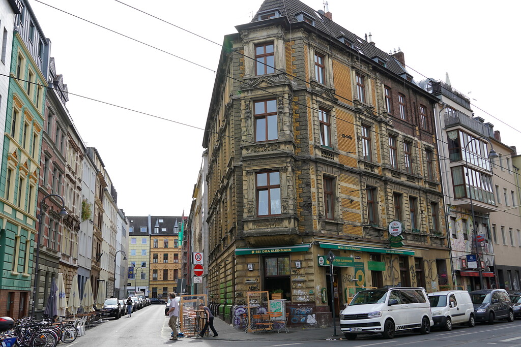 Alte Gebäude verleihen der Zülpicher Straße in Köln-Neustadt-Süd einen besonderen Charme (2021).
