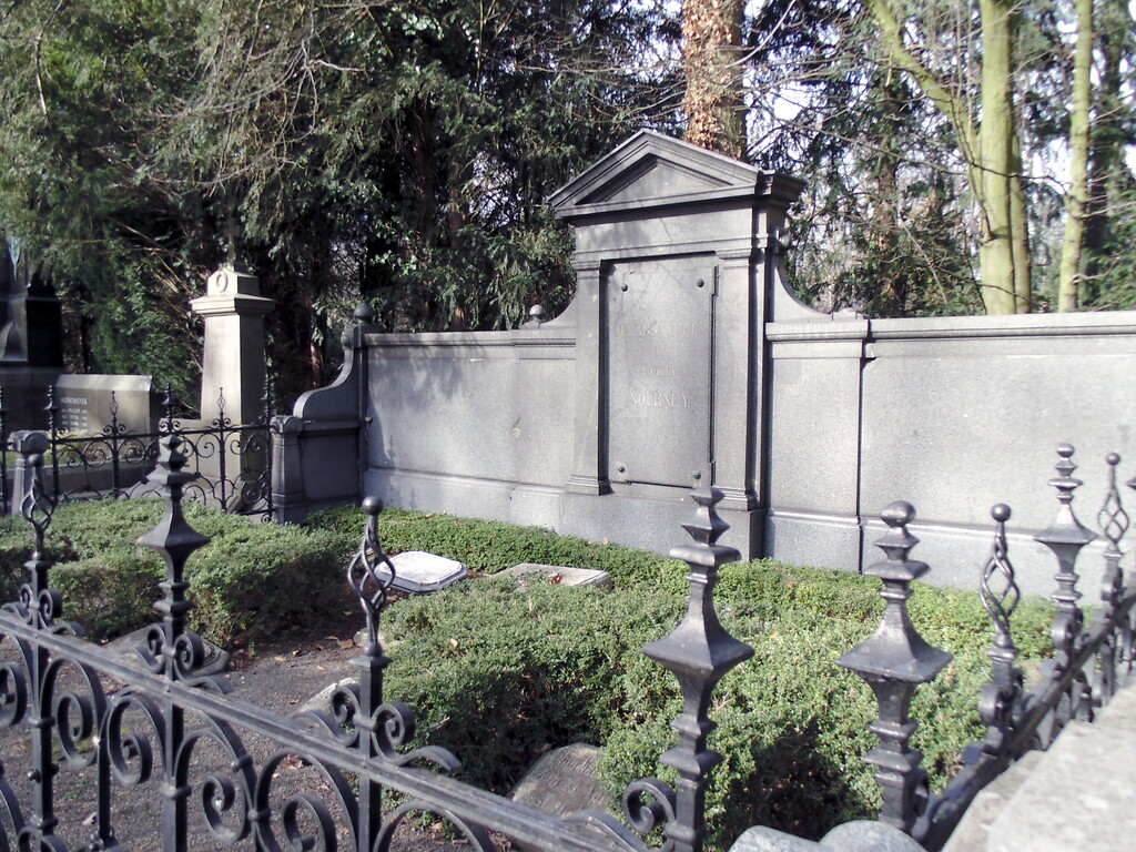 Grabstätte der Familie Nourney auf der sogenannten "Millionenallee" auf dem Melatenfriedhof in Köln-Lindenthal (2020).
