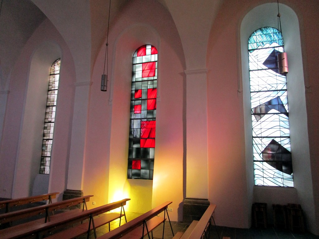 Innenansicht der Mayener Heilig-Geist-Kapelle in Mayen mit Blick auf die seitlichen Kirchenfenster (2015).