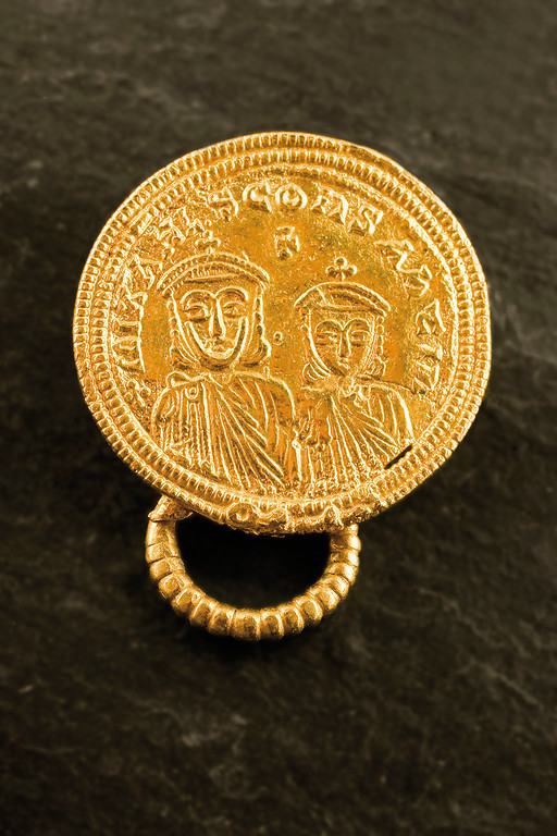 Goldene Münzfibel des byzantinischen Kaisers Theophilos, gefunden in Haithabu