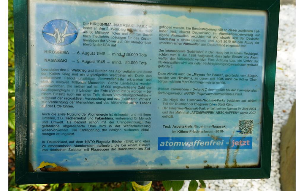 Informationsschild am Gedenkstein im Hiroshima-Nagasaki-Park in Köln-Neustadt-Süd (2021).