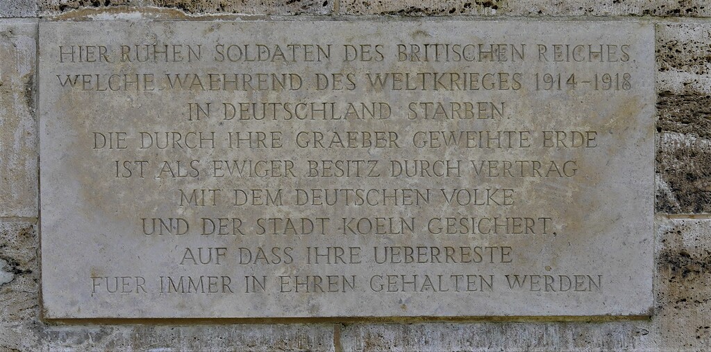 Inschriftentafel am Eingang des Britischen Ehrenfriedhofes auf dem Kölner Südfriedhof in Köln-Zollstock (2023).