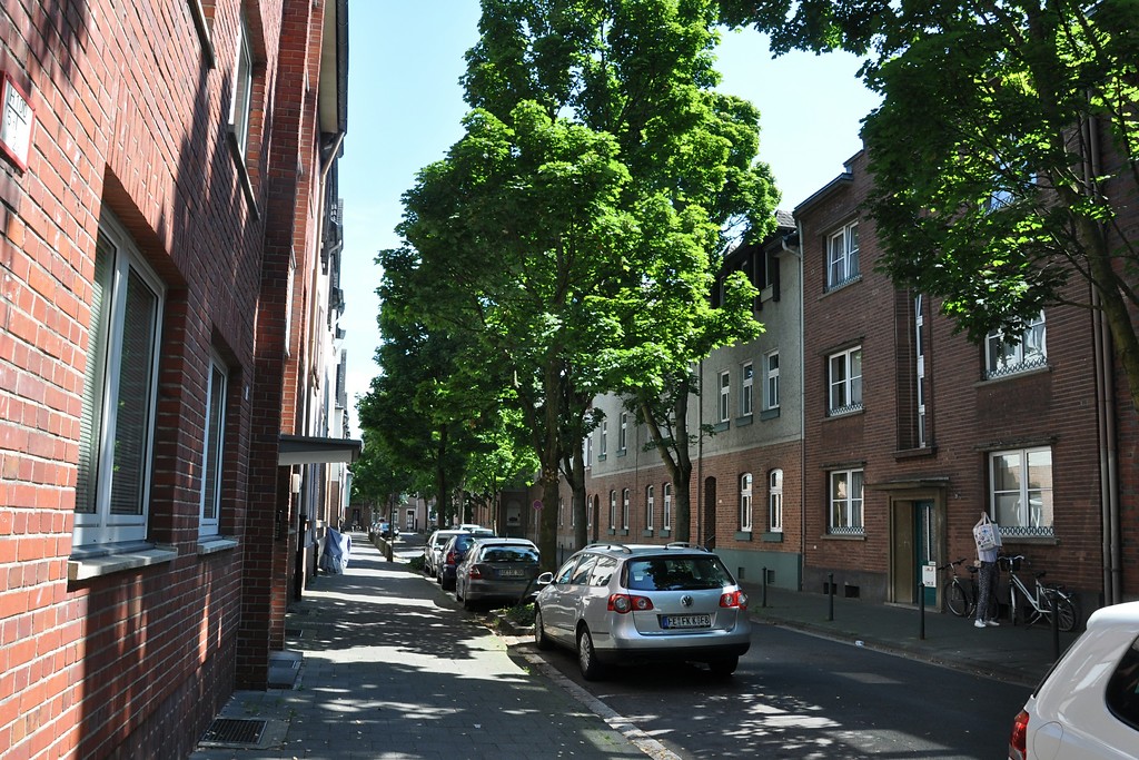 Straßenzug in der Wohnsiedlung des Denkmalbereichs "Kolpingviertel" in Neuss (2017).
