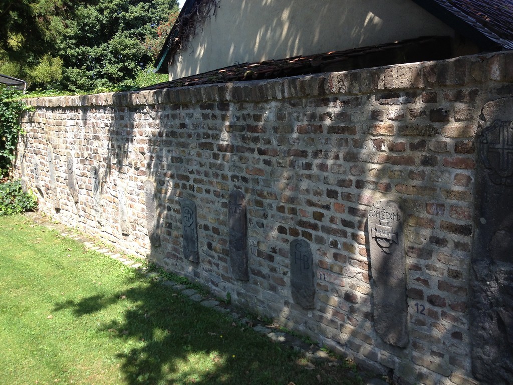 Mauer des Forsthauses Schönwaldhaus (2013). In ihr eingelassen sind alte Grenzsteine aus dem Kottenforst.