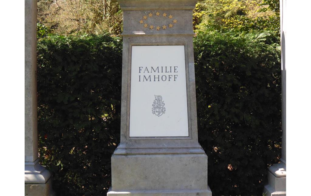 Detailansicht eines Grabsteines auf der Grabstätte der Familie Imhoff auf dem Kölner Friedhof Melaten (2020).