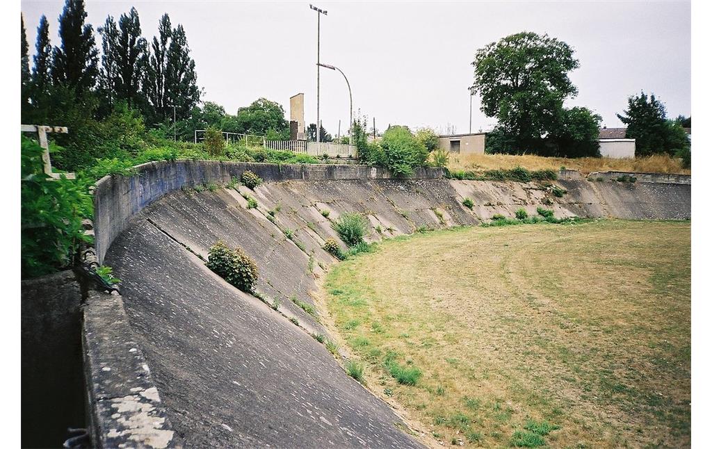 Das im Verfall begriffene frühere Bonner Poststadion mit den erhöhten Steilkurven der die Rasenspielfläche umlaufenden Radrennbahn (2005).