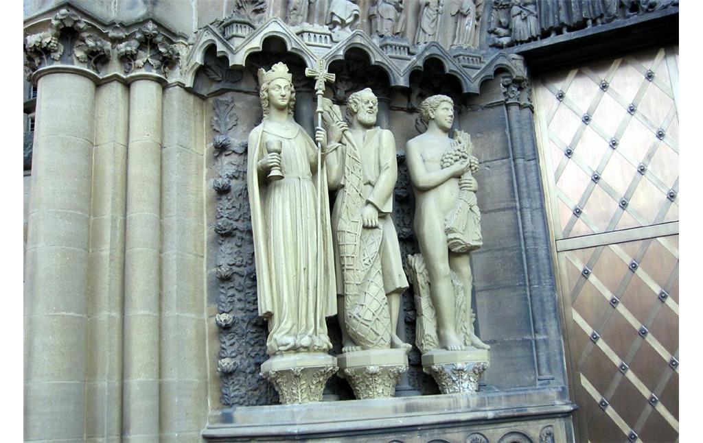 Statuen biblischer Figuren am Hauptportal der Trierer Liebfrauenkirche: von links nach rechts die die Kirche symbolisierende 'Ecclesia', der Apostel Petrus und Adam (2012)