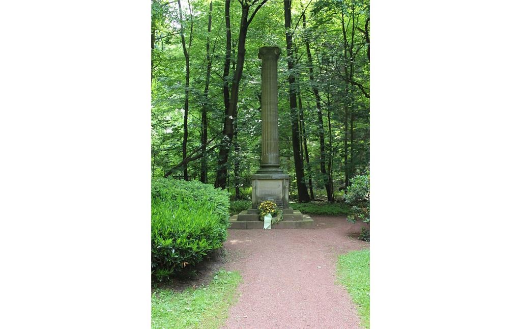 Gedenksäule auf dem Ehrenfriedhof in Diersfordt (2012)