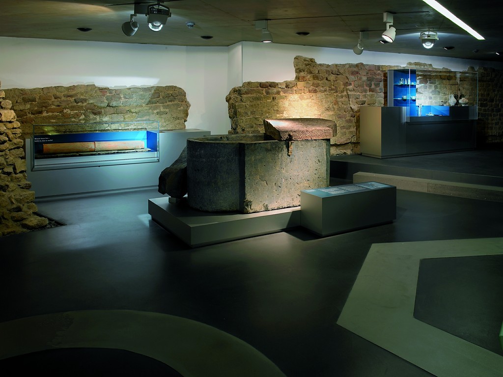 Römerthermen Zülpich - Museum der Badekultur: Sarkophag und Originalbefund der Wehrmauer von Tolbiacum.