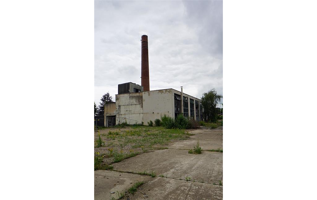 Ein Schornstein und ungenutzte Fabrikanlagen auf dem früheren Gelände der Chemischen Werke Siegel Co. ("Sidol-Werke") in Köln-Braunsfeld (2018).
