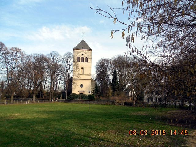 Katholische Pfarrkirche St. Gereon in Merheim (2015), der Kirchturm von Westen aus gesehen.