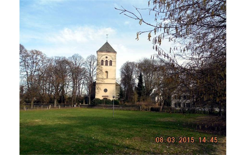 Katholische Pfarrkirche St. Gereon in Merheim (2015), der Kirchturm von Westen aus gesehen.