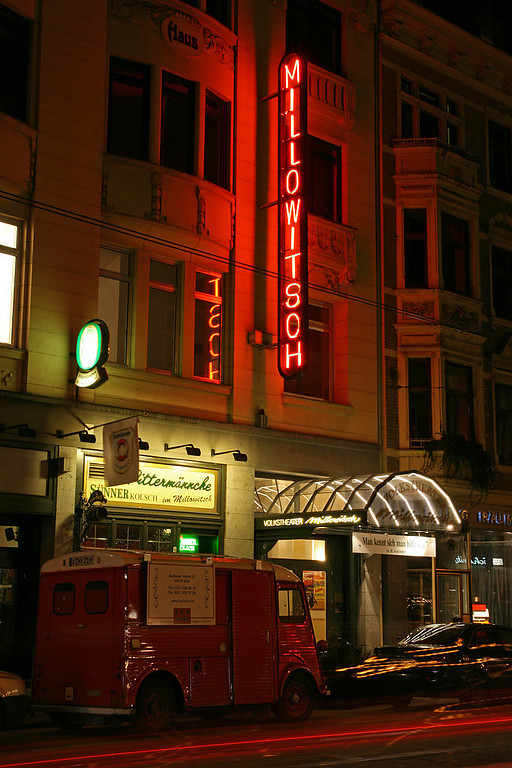 Das abendlich beleuchtete "Millowitsch-Theater" in der Aachener Straße am Kölner Rudolfplatz (2009)