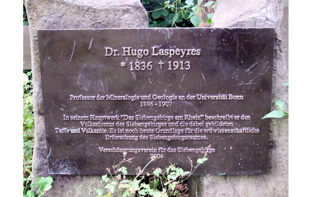 Gedenktafel für den bedeutenden Mineralogen Hugo Laspeyres (1836-1913) am Steinbruch Weilberg im Siebengebirge (2011)
