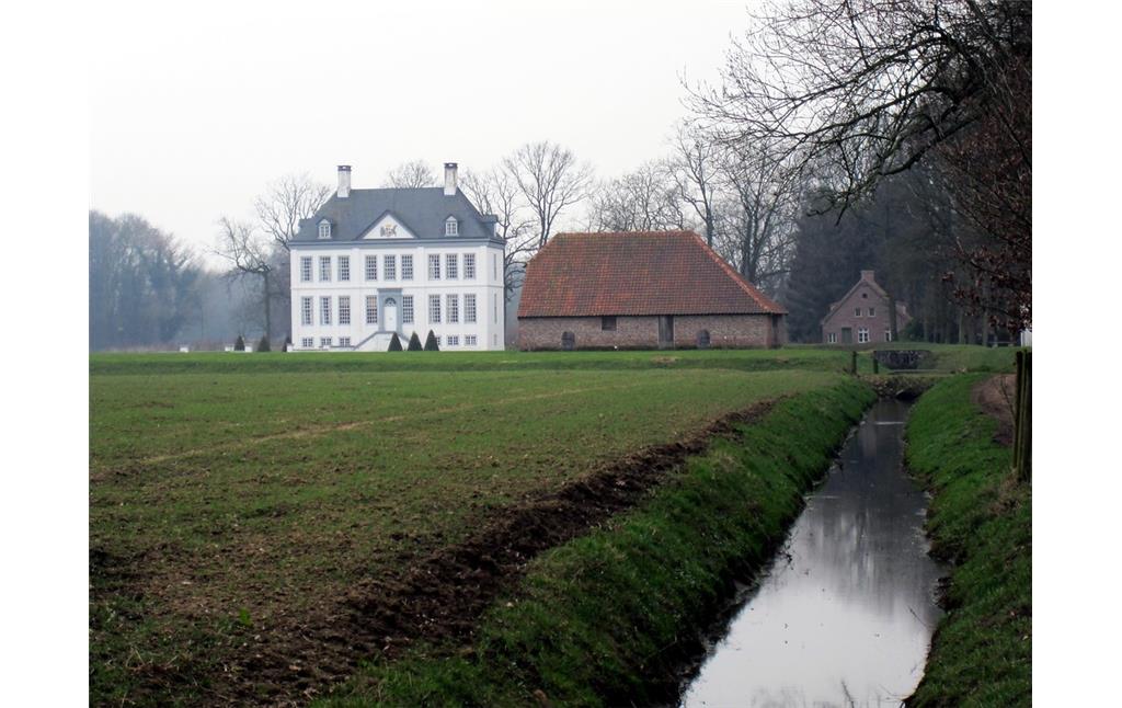Haus Kolk in Uedem mit Scheune und Wassergraben von Norden aus gesehen (2011).