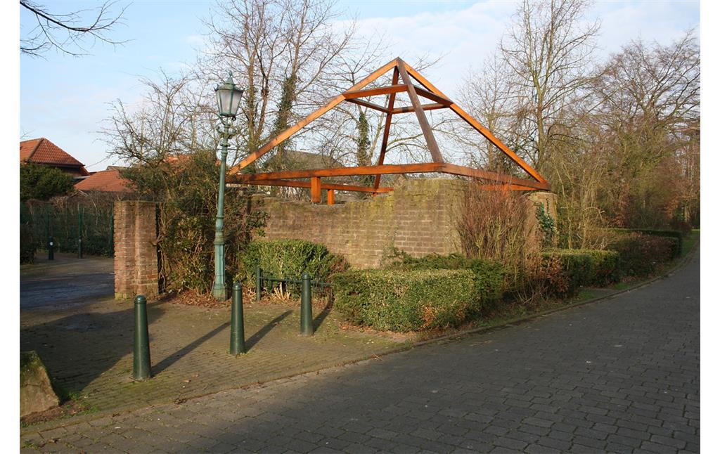 Am Standort des alten Siechenhauses in Sonsbeck erbautes Denkmal in Form eines rechteckig ummauerten Bereiches mit pyramidenförmigem Dachstuhl aus Holz (2014)