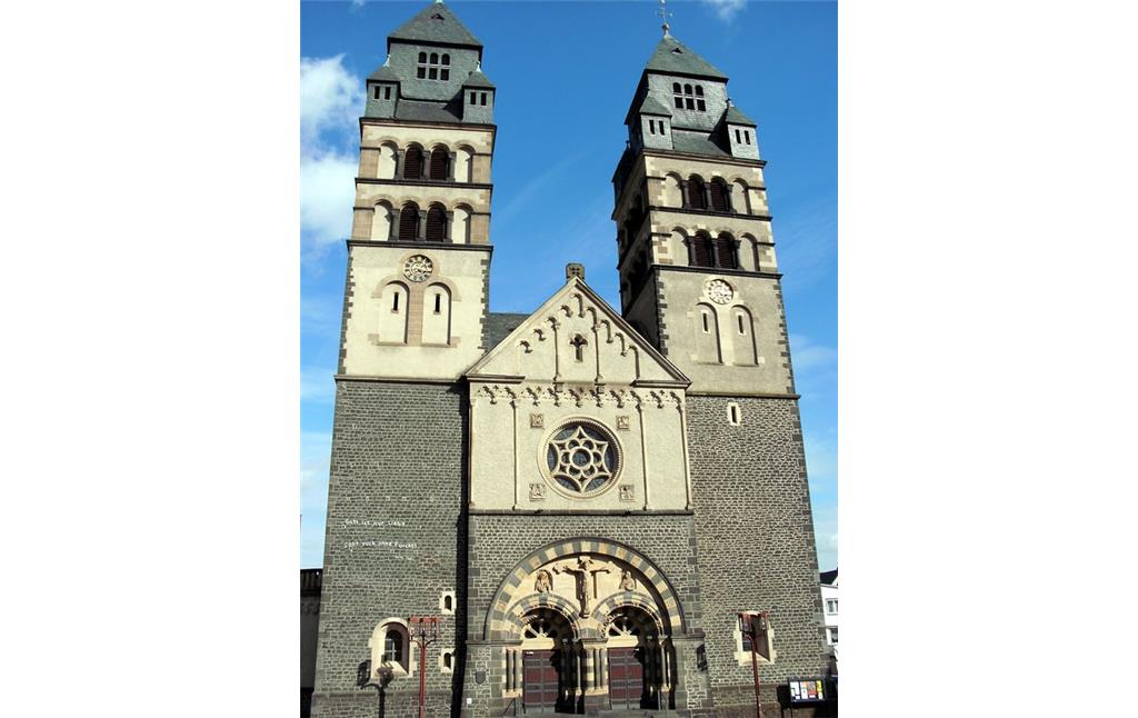Die katholische Pfarrkirche Herz-Jesu in Mayen, Blick auf die westliche Fassade (2013).