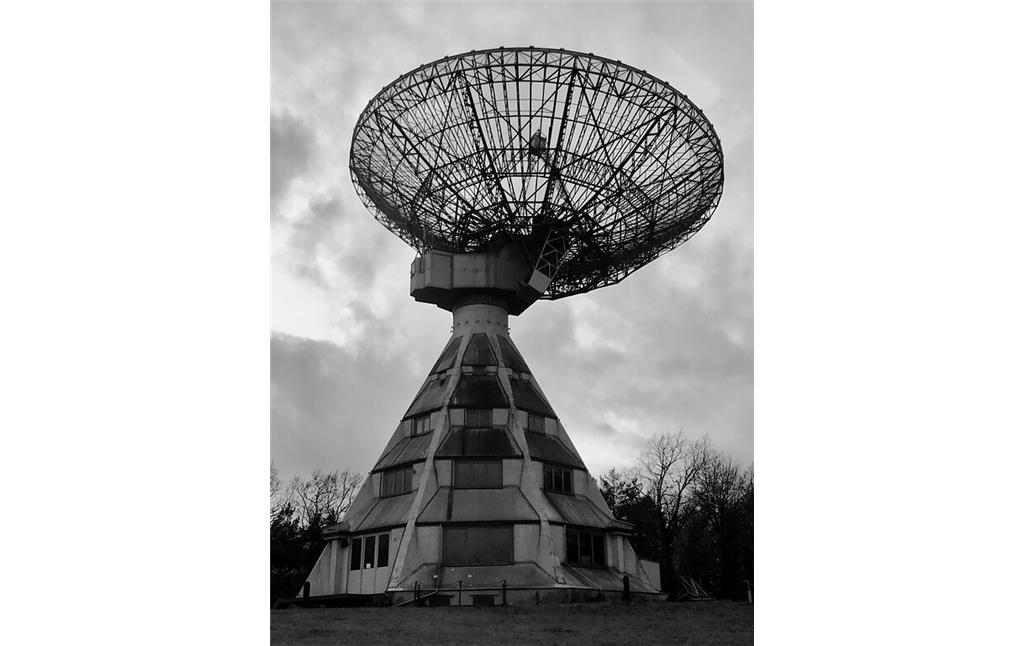 Gesamtansicht des Radioteleskops Astropeiler Stockert bei Bad Münstereifel-Eschweiler / -Holzheim (2020).