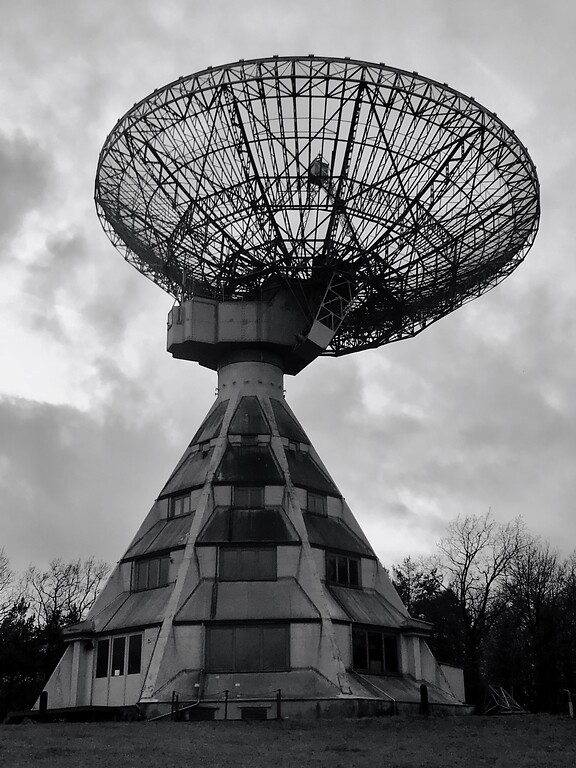 Gesamtansicht des Radioteleskops Astropeiler Stockert bei Bad Münstereifel-Eschweiler / -Holzheim (2020).