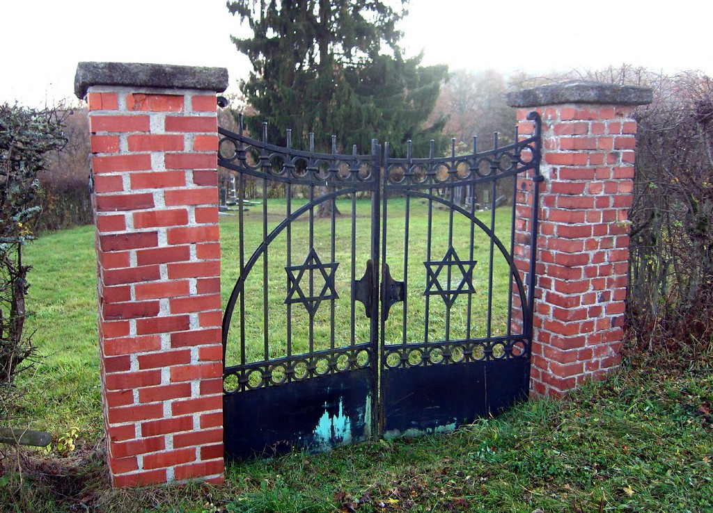 Die Eingangspforte zum jüdischen Friedhof in Kaisersesch (2011).