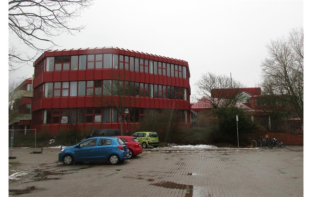Integrierte Gesamtschule Bonn-Beuel, unter der Turnhalle rechts im Hintergrund liegt die Bunkeranlage Hilfskrankenhaus Bonn-Beuel (2018).