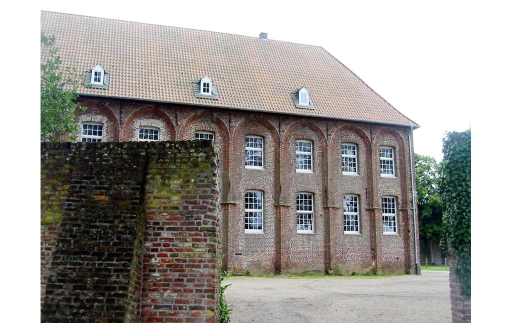 Wirtschaftsgebäude und Teil der Klostermauer des ehemaligen Zisterzienserinnenklosters Graefenthal bei Goch aus Richtung Norden von der Niers aus (2009)
