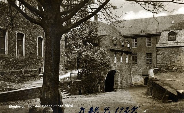 Historisches Foto von um 1927 mit dem Hof der Abtei Siegburg, aufgenommen vom Klostereingang aus.