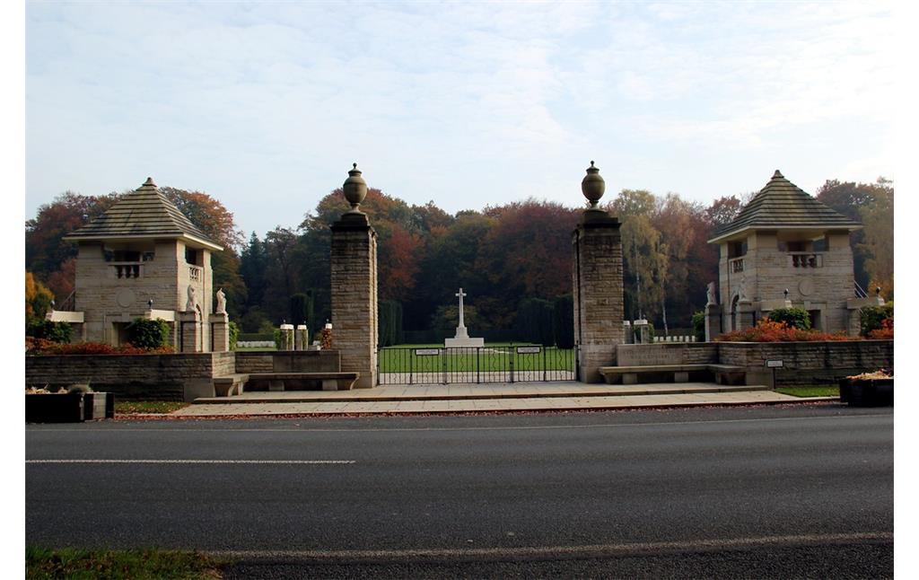 Eingang des Ehrenfriedhofs im Reichswald bei Kleve (2012)