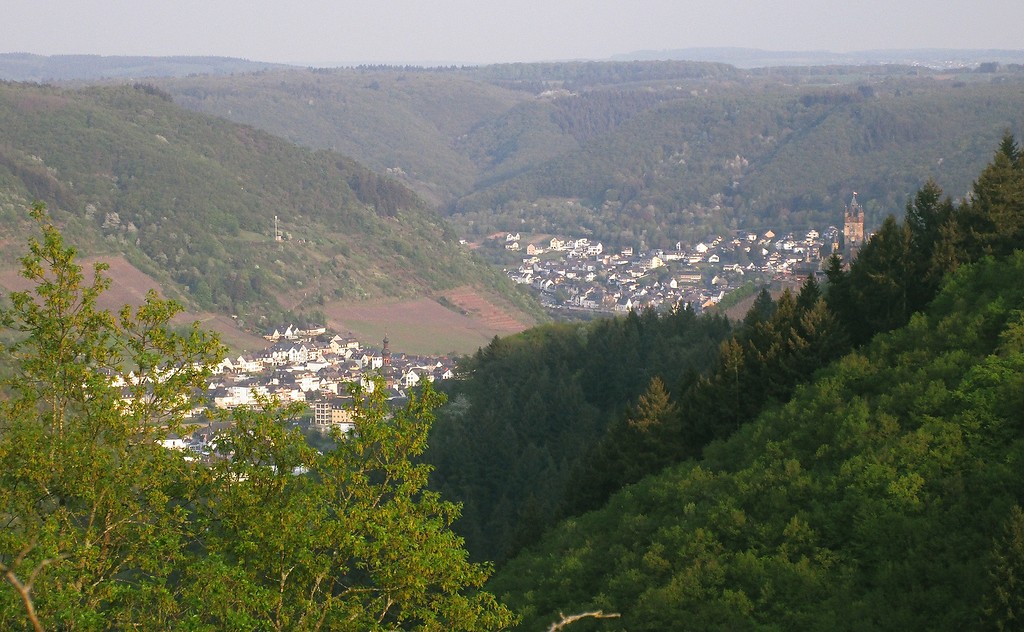 Blick von der Winneburg auf das Moseltal bei Cochem, links im Bild der Stadtteil Cond, rechts Cochem-Sehl und die Reichsburg (2018).