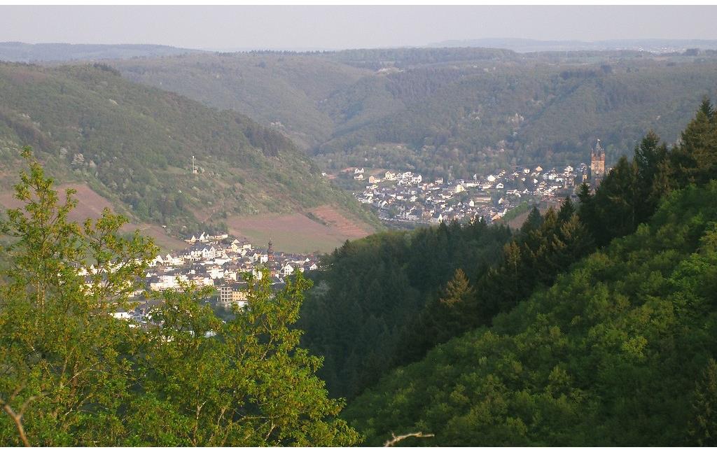 Blick von der Winneburg auf das Moseltal bei Cochem, links im Bild der Stadtteil Cond, rechts Cochem-Sehl und die Reichsburg (2018).