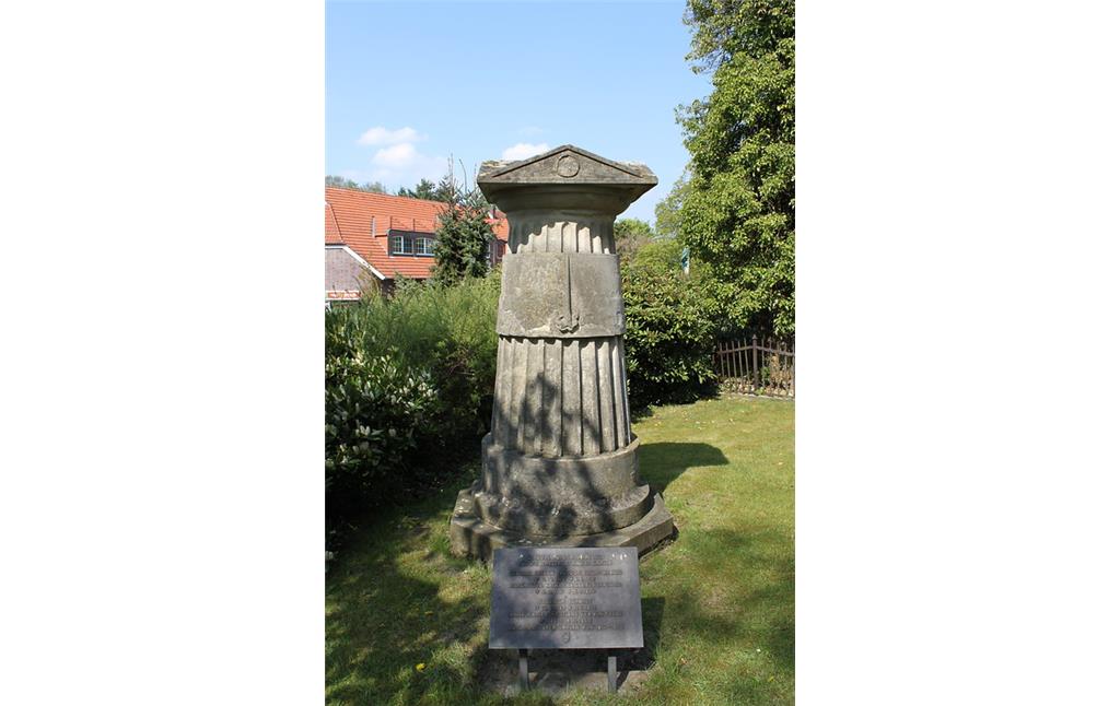 Turmförmiges Grabmal von 1820 für die Besitzer des Hauses Gahlen auf dem alten Friedhof "De Widow" mit einer kleinen Bronzetafel davor (2014).