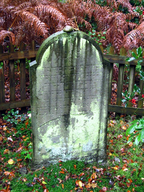 Einzelner Grabstein auf dem alten jüdischen Friedhof Kettwig am Blomericher Weg in Ratingen (2011).