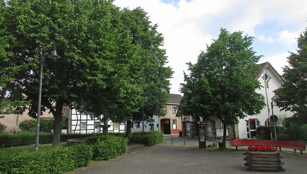 Platz im Ortskern in Hürtgenwald-Gey im Kreis Düren (2017)