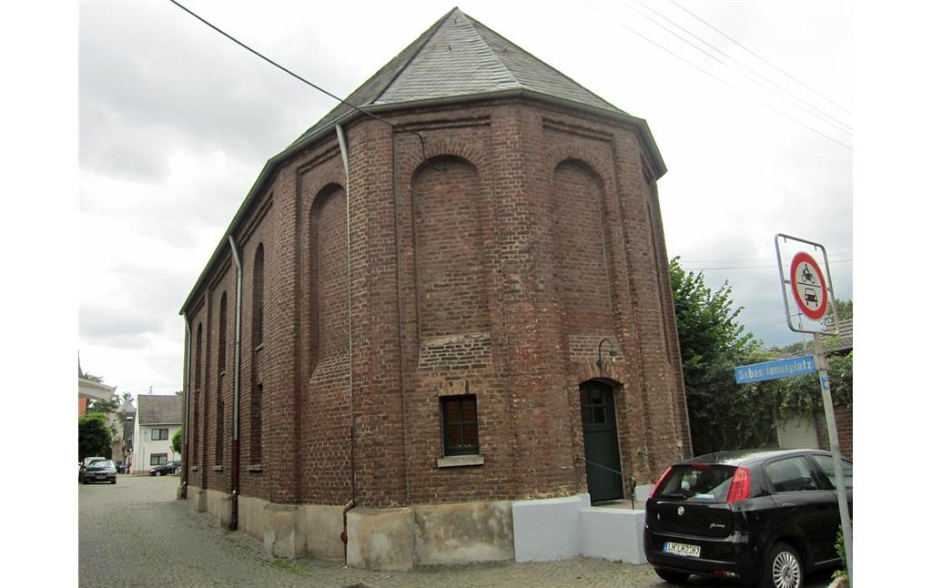 Die Rückansicht der Sankt Sebastianus Kapelle in Hülchrath von der Broichstraße aus (2014)