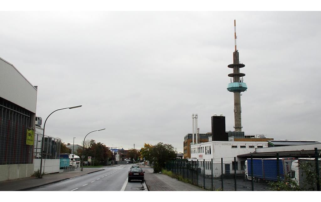 Blick von der Poll-Vingster Straße aus auf den 115 Meter hohen Fernmeldeturm Pollonius in Köln-Poll (2017).