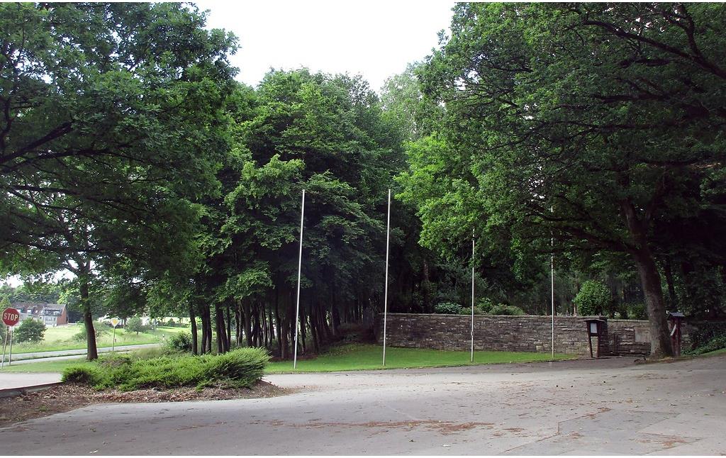 Blick auf den Eingangsbereich zum Soldatenfriedhof in Hürtgenwald-Hürtgen im Kreis Düren (2017)