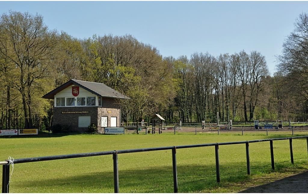 Alter Reitplatz in Rees-Haldern, links im Bild das Vereinshaus des Reit- und Fahrvereins (2016).
