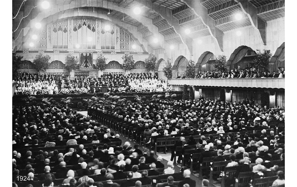 Historische Aufnahme von 1924: Die Eröffnungszeremonie der Frühjahrsmesse, der ersten Veranstaltung auf dem neuen Köln-Deutzer Messegelände, findet in der Großen Halle statt. In dem Prunkstück der Messe finden 5.000 Menschen Platz.