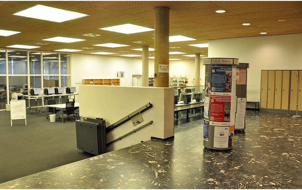 Blick in den mit Schließfächern ausgestatteten Eingangsbereich sowie den Benutzerraum der Universitäts- und Landesbibliothek Bonn (2017)