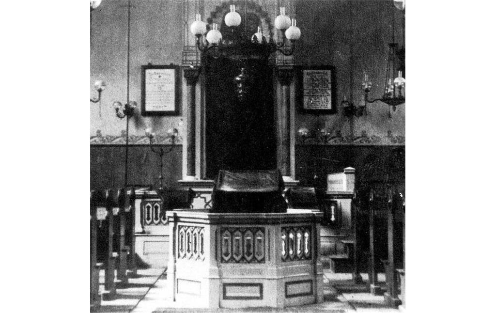 Historische Aufnahme des Betsaals der Synagoge in Mayen mit Blick über die Bima (Lesepult) zum Toraschrein (1930er Jahre)
