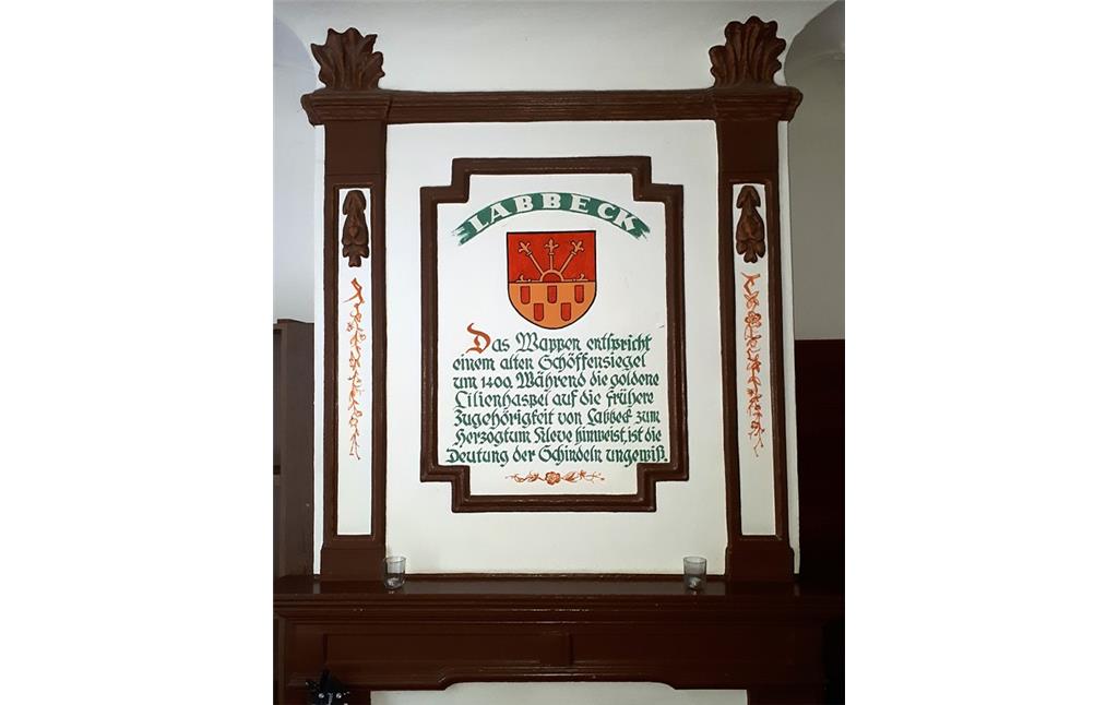 Tafel über einem Kamin im Forsthaus Hasenacker in Sonsbeck-Labbeck mit Erläuterungen zum Wappen von Labbeck (2018)