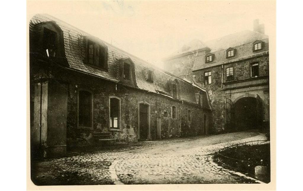 Vorburg der Abtei Sankt Michael 1920 mit Gittertor des ehemaligen Zuchthauses