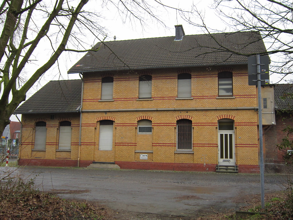 Das Bahnhofsgebäude in Neuss-Holzheim, Ansicht von der Straßenseite aus (2012).