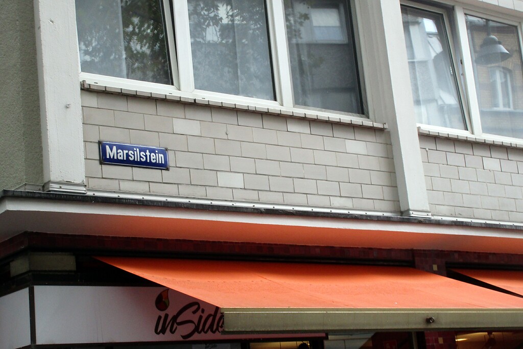Straßennamenschild in der nach einem legendären Römer Marsilius benannten heutigen Straße "Marsilstein" in Köln-Altstadt-Süd (2020).