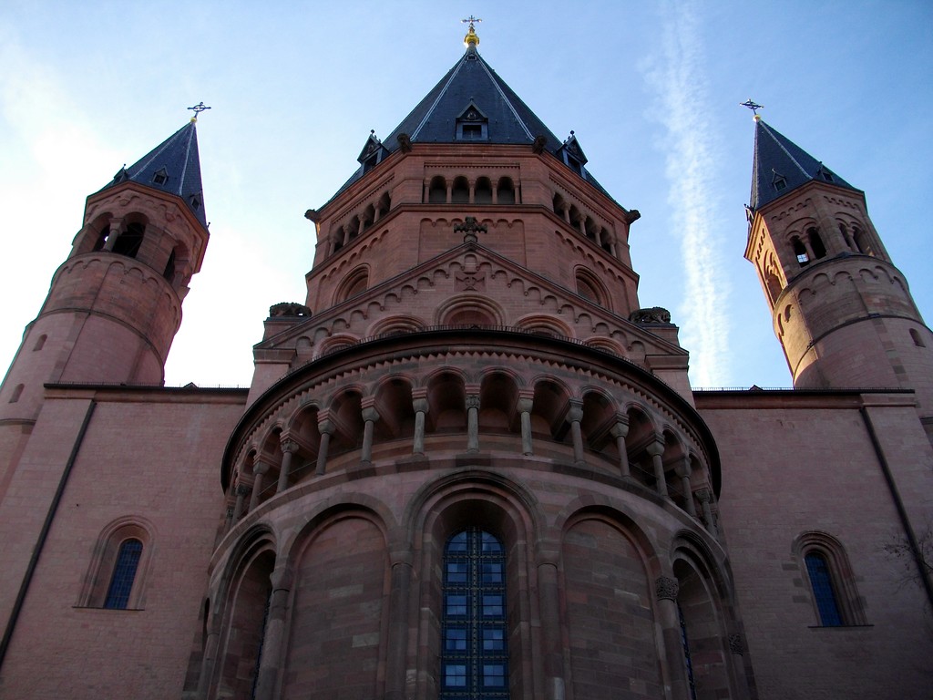 Die Dreiturmgruppe der Ostseite des Mainzer Doms (Domkirche St. Martin und St. Stephan) in der Mainzer Altstadt (2015)
