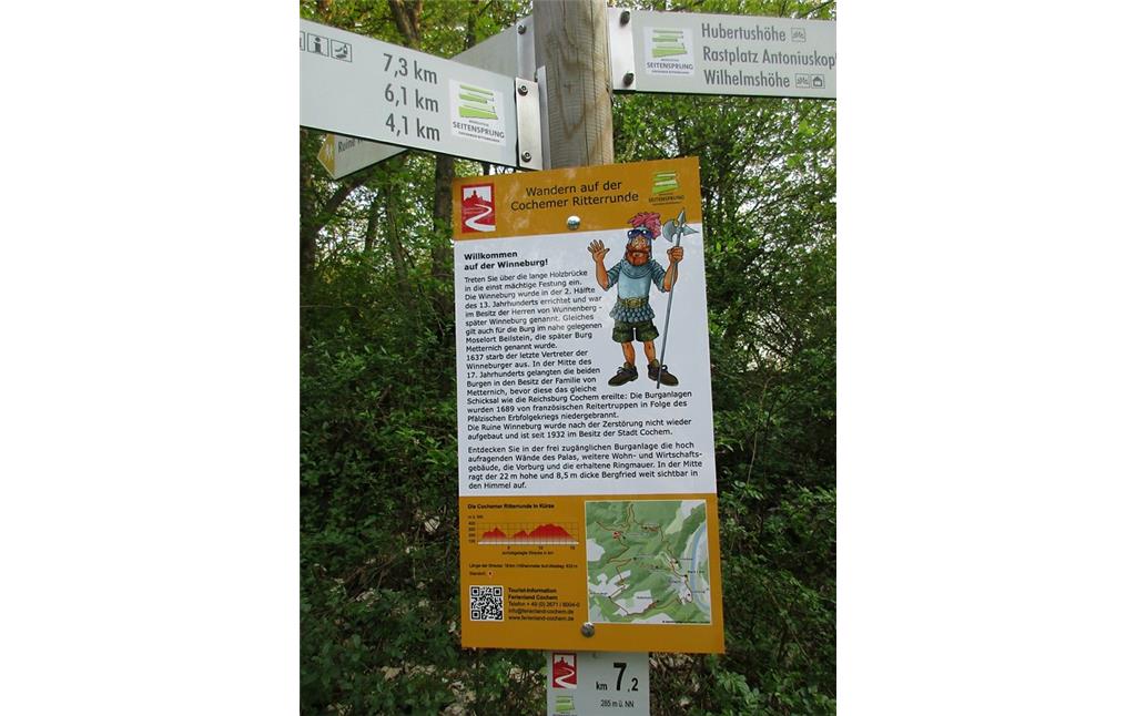 Informationstafel und Wanderweg-Hinweistafeln an der Burgruine Winneburg oberhalb des Enderttals bei Cochem (2018).